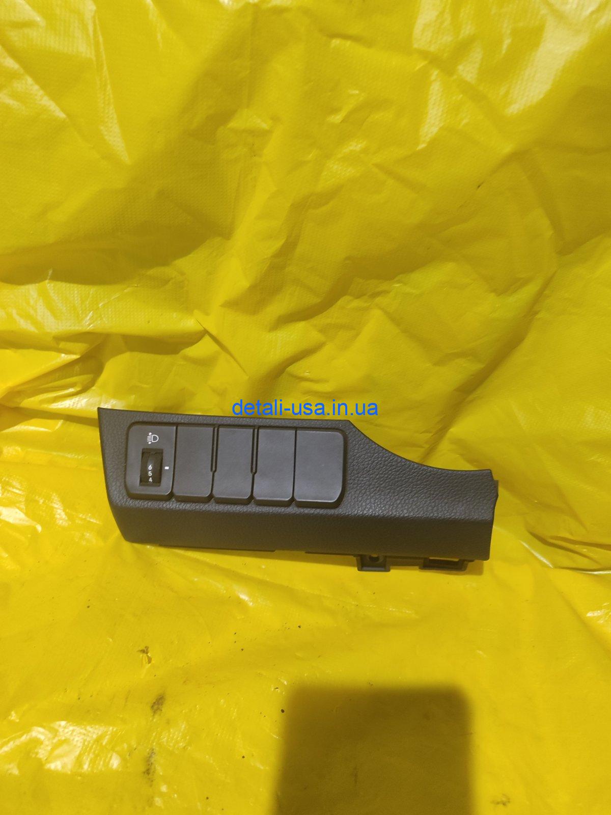 Накладка под блок кнопок Hyundai/Kia 933104Y000 Накладка под блок кнопок Hyundai/Kia 933104Y000