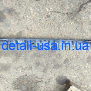 Кріплення заднього бампера центр Jeep Cherokee 68138413ab
