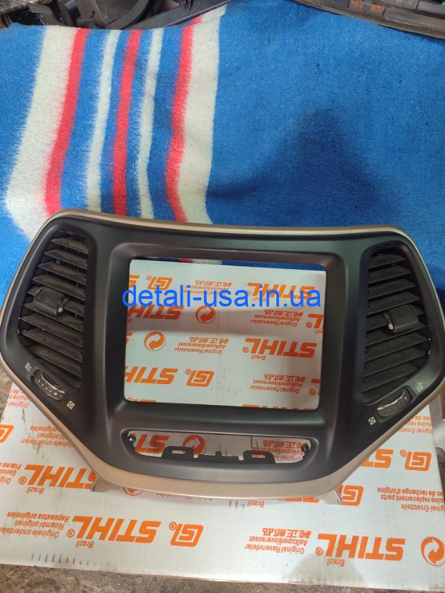 Накладка торпедо центр Jeep Cherokee 1WP091S5AD Накладка торпедо центр Jeep Cherokee 1WP091S5AD