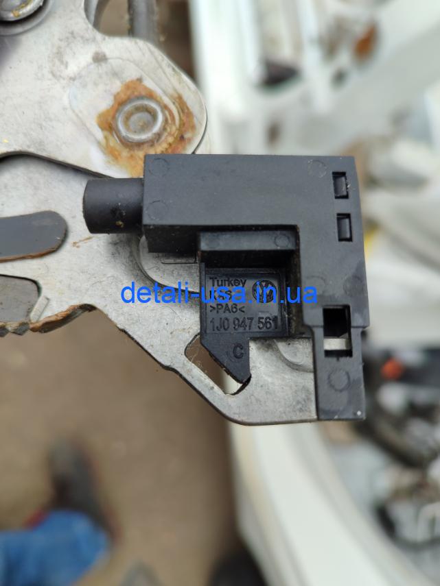 Выключатель контроля положения ручного тормоза VOLKSWAGEN POLO 1J0947561 Выключатель контроля положения ручного тормоза VOLKSWAGEN POLO 1J0947561