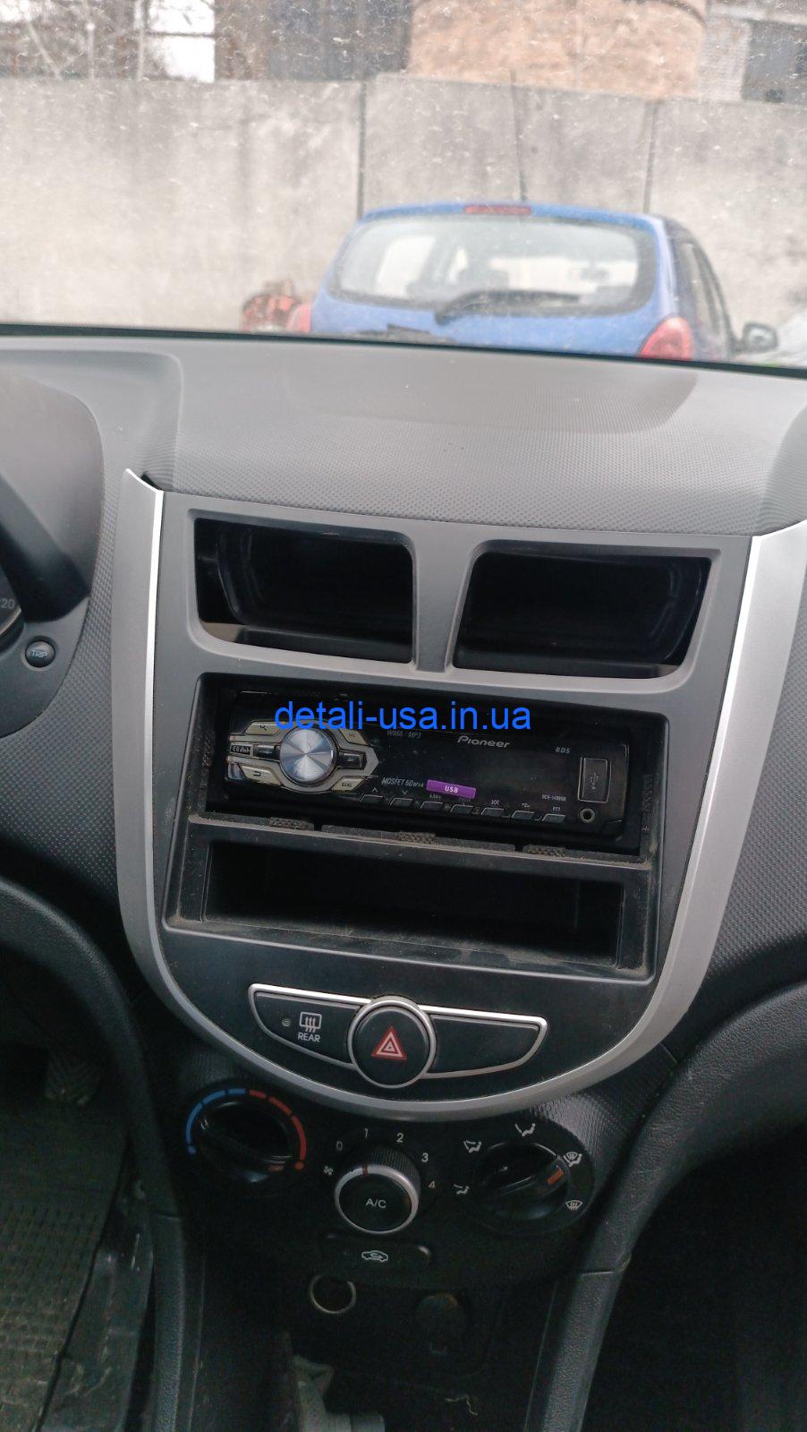 Панель центральной косоли салона Hyundai accent 2012 847414L000 Панель центральной косоли салона Hyundai accent 2012 847414L000