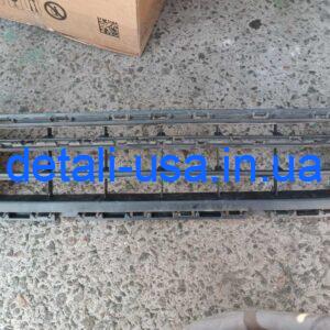 Решітка бампера передній центральний VAG Jetta 5C6853677Q